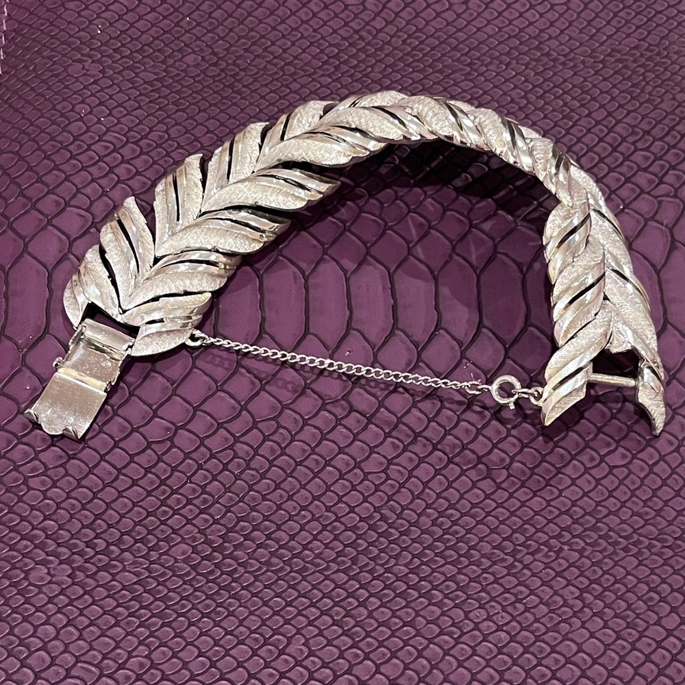 Fabulous Vintage CORO signed bracelet with box clasp and safety chain 7”